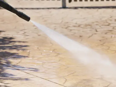 Limpieza de hormigón impreso con agua a alta presión